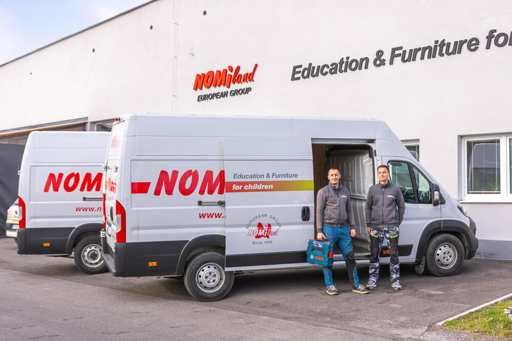 Montážní pracovníci Nomiland před firemní dodávkou připraveni k rozvozu nábytku pro školy a školky.
