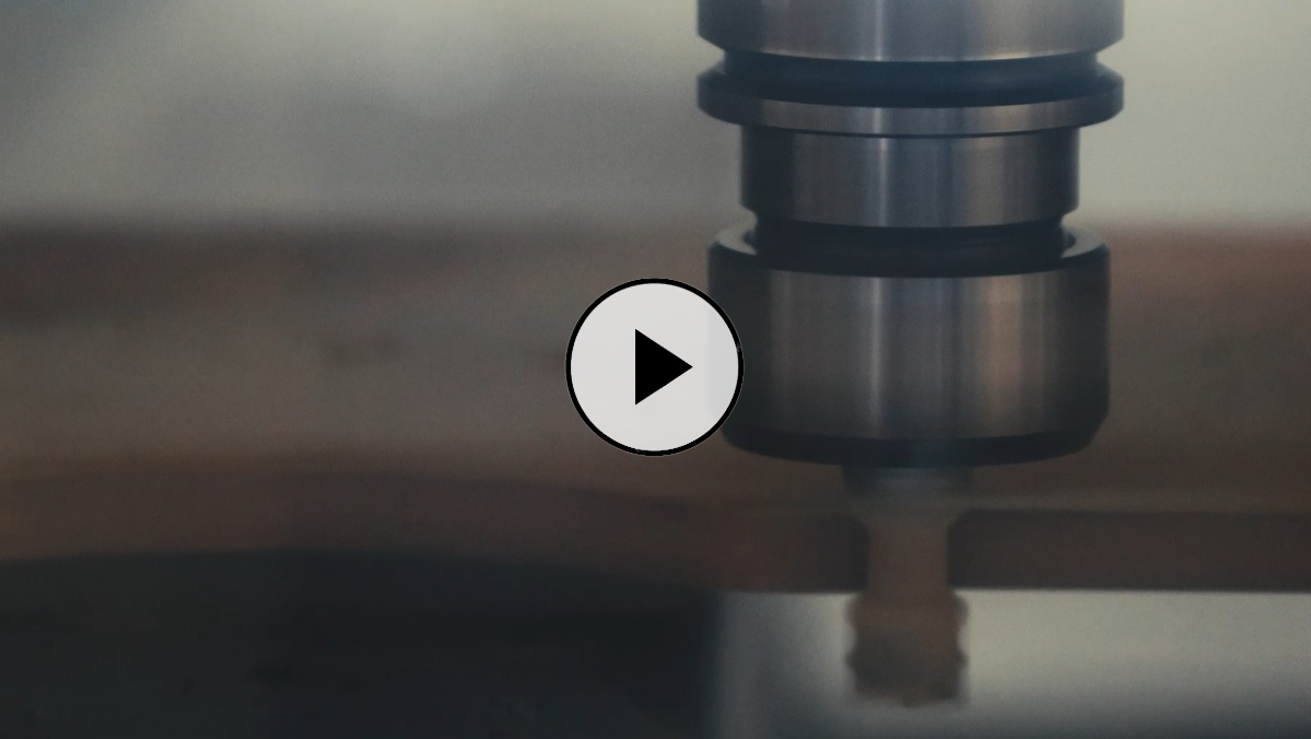 Detail CNC frézovania dreva – presné opracovanie hrán v procese výroby nábytku.