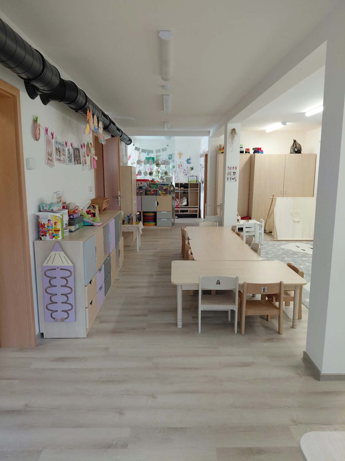 Třída DS Mrňousci, Novosedly – stoly a židle pro děti