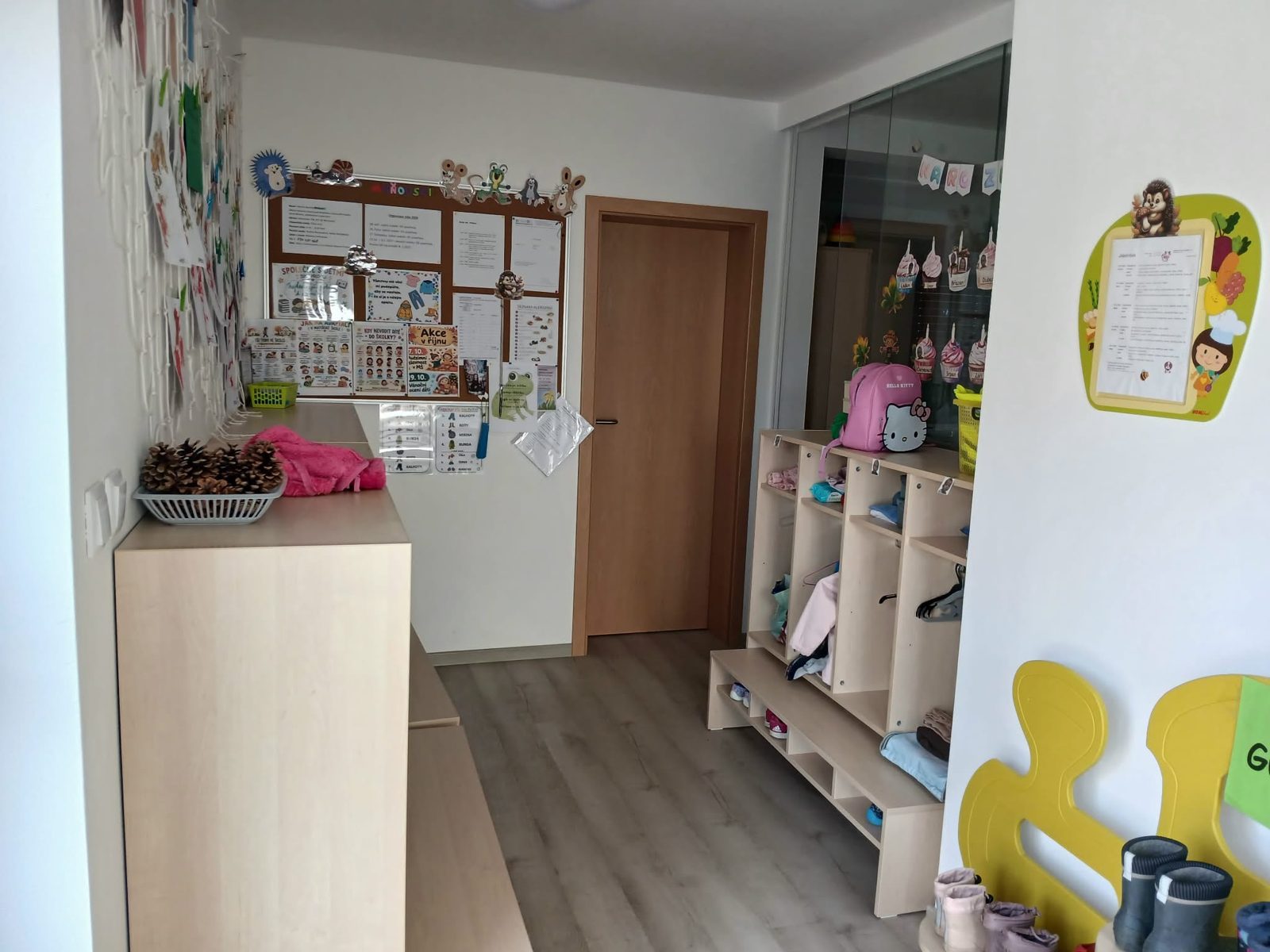 Šatna – policové skříňky a lavice