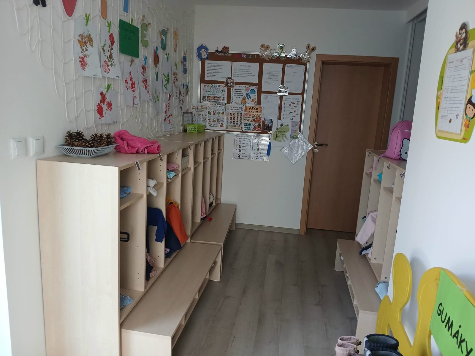 Šatna – šatní sestava s lavicí