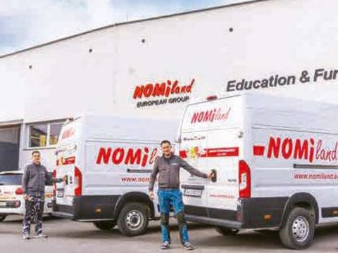 NOMIland sofőrök a céges furgonok mellett