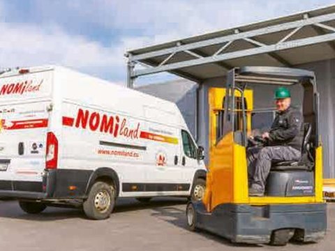 Targonca a NOMIland céges furgonja mellett